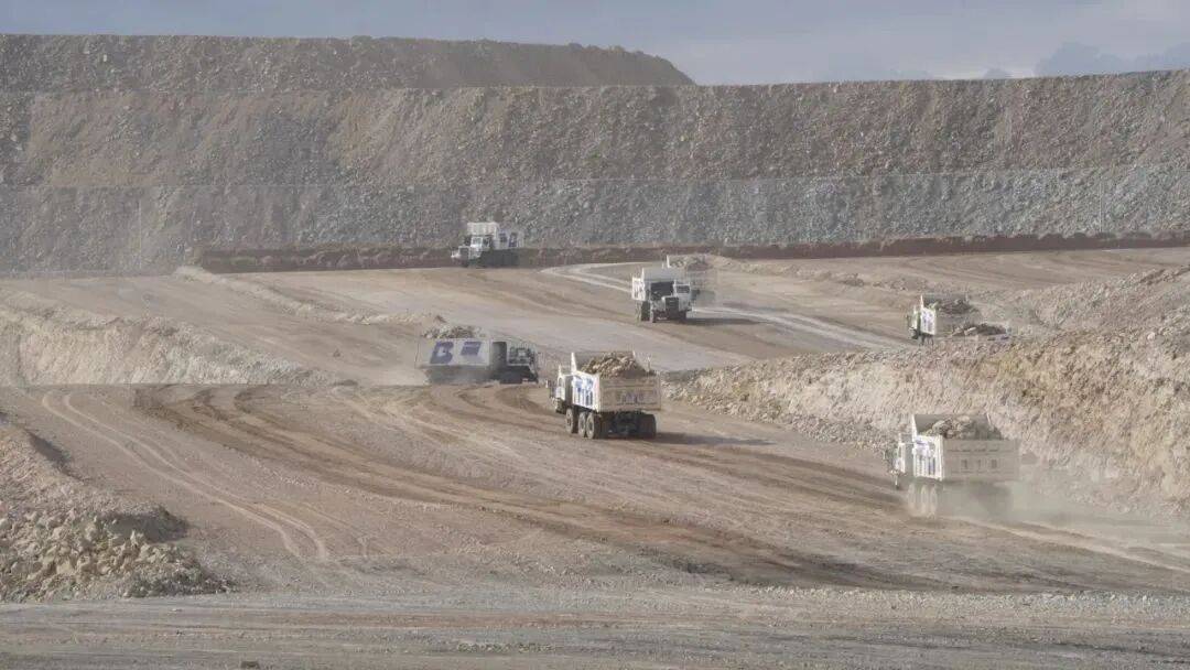 伯鐳科技 超500臺純電無人礦卡落地，首創(chuàng)“雙無人”模式引領(lǐng)礦山智能化變革